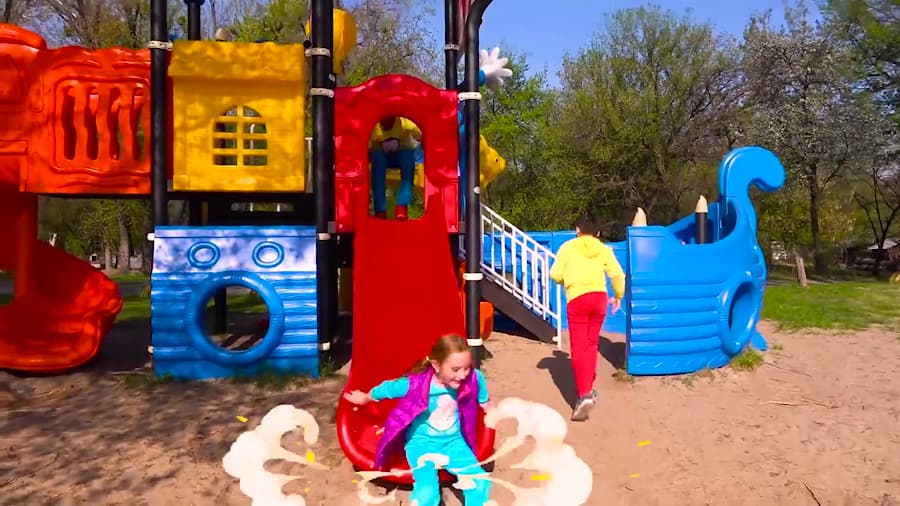 اسباب بازی ها و خانواده مهربان - ماسه بازی پرنسس ساشا در ساحل